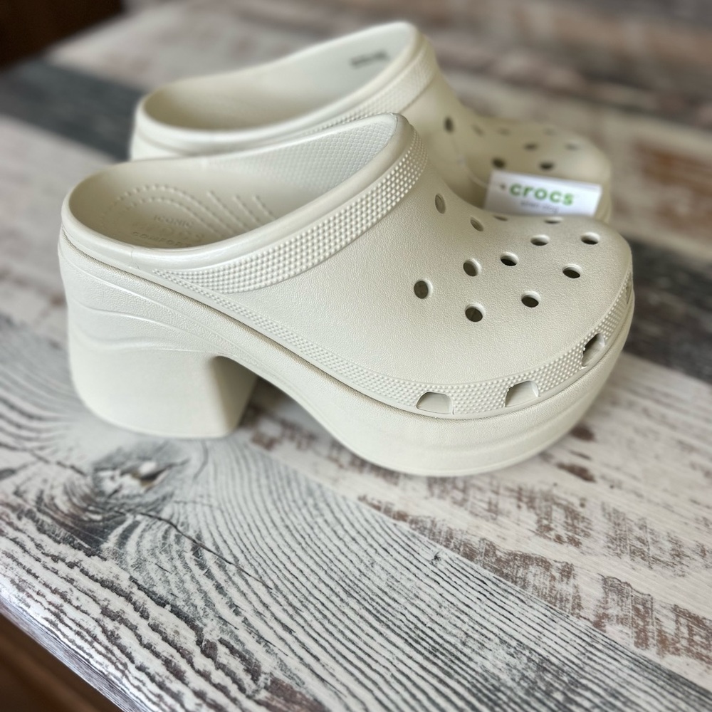 Brand New Crocs Siren Platform Bone Women’s Size 6